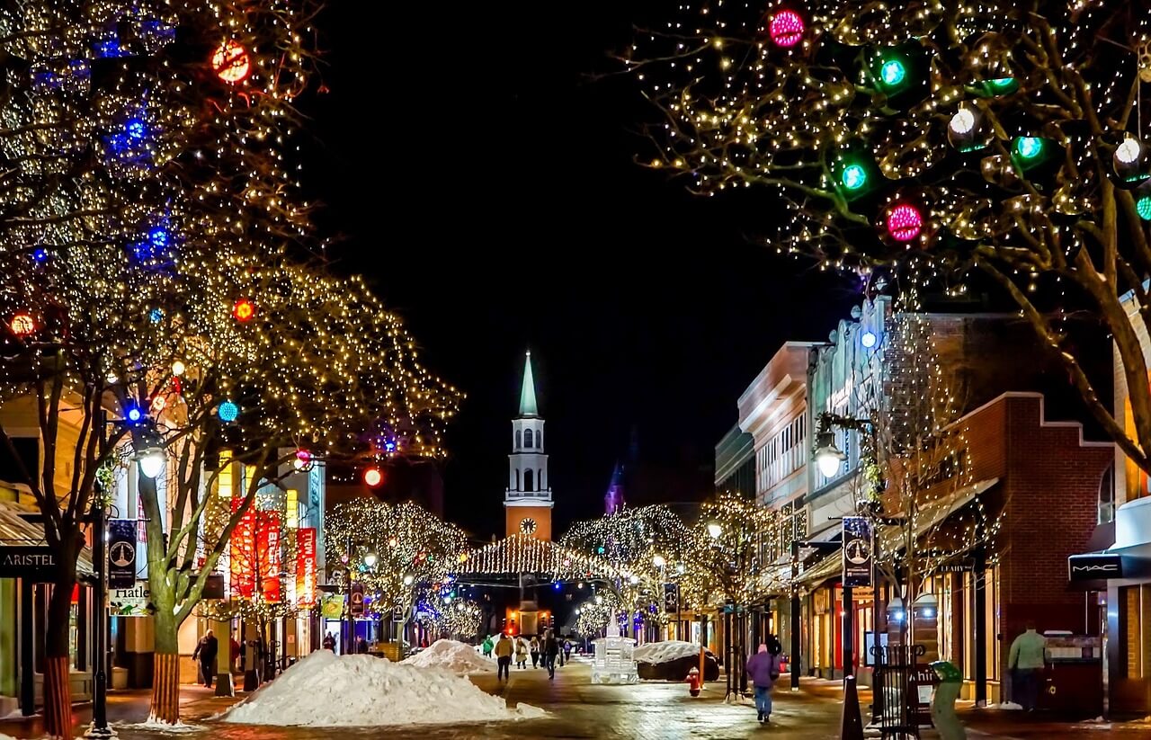 15 Best Christmas Cities In The USA To Visit For The Holidays